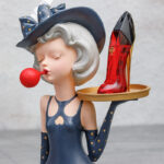 مجسمه ‏دخترک ‏کلاهدار ‏با ‏کفش ‏قرمز