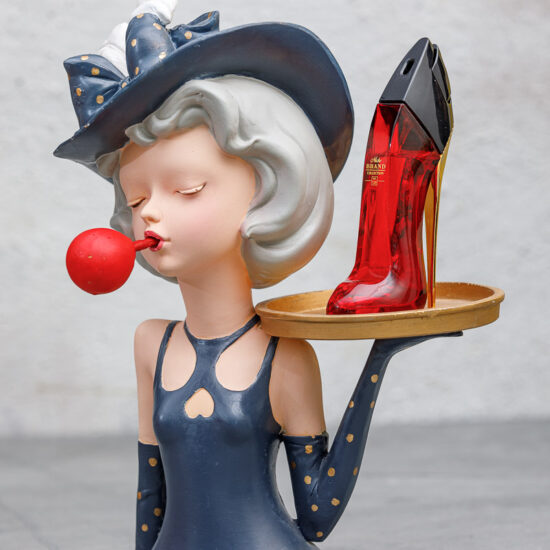 مجسمه ‏دخترک ‏کلاهدار ‏با ‏کفش ‏قرمز